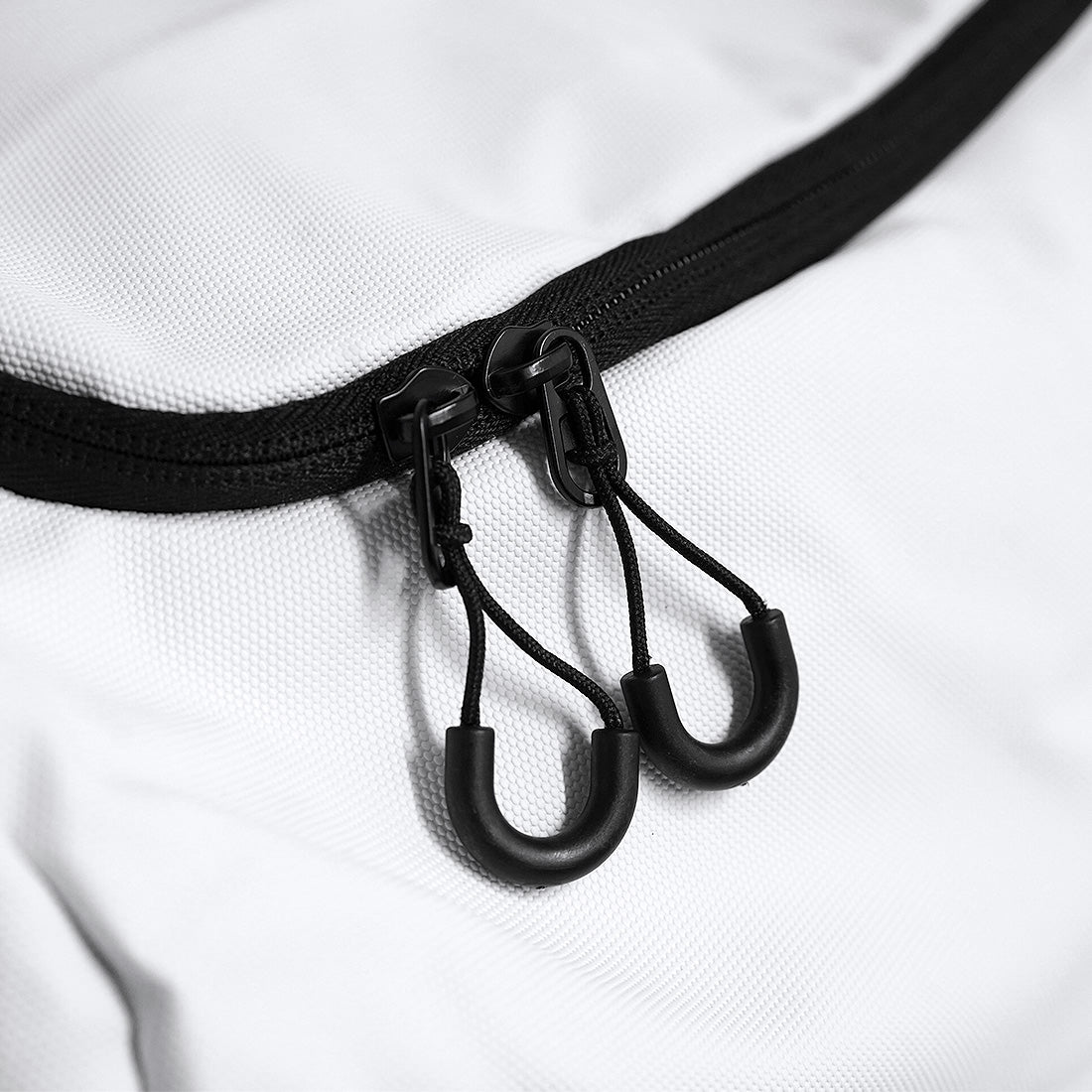 Main compartment U-shape closure with two zippers for an extra wide opening